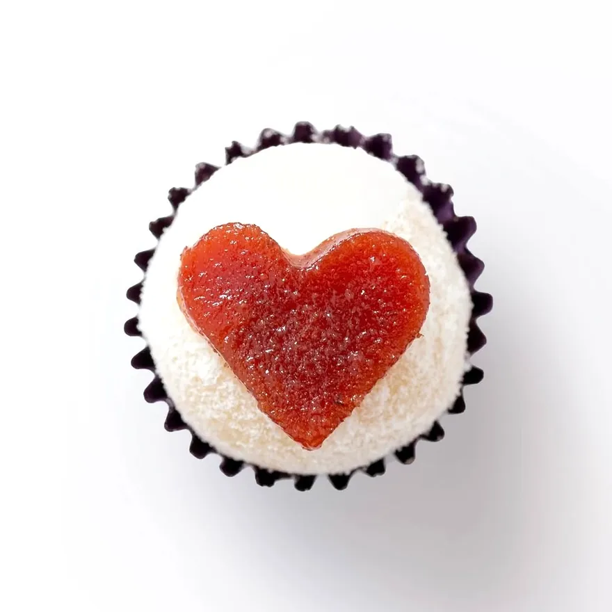 Brigadeiro Romeu e Julieta com coração de goiabada, visto de cima, na forminha